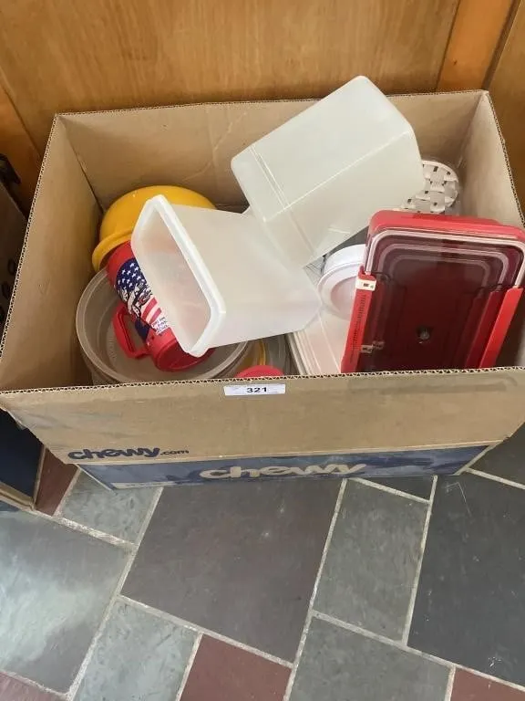 Tupperware and plastic kitchen items