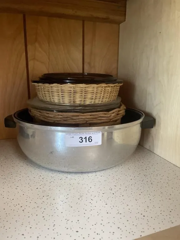 Pyrex glass bowls w/ lids, metal cooker