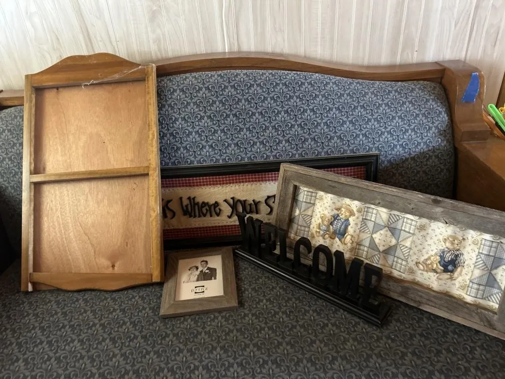 Picture frame wall decor, welcome sign
