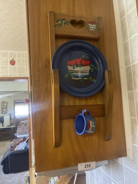 Wooden enamel plate mugs rack