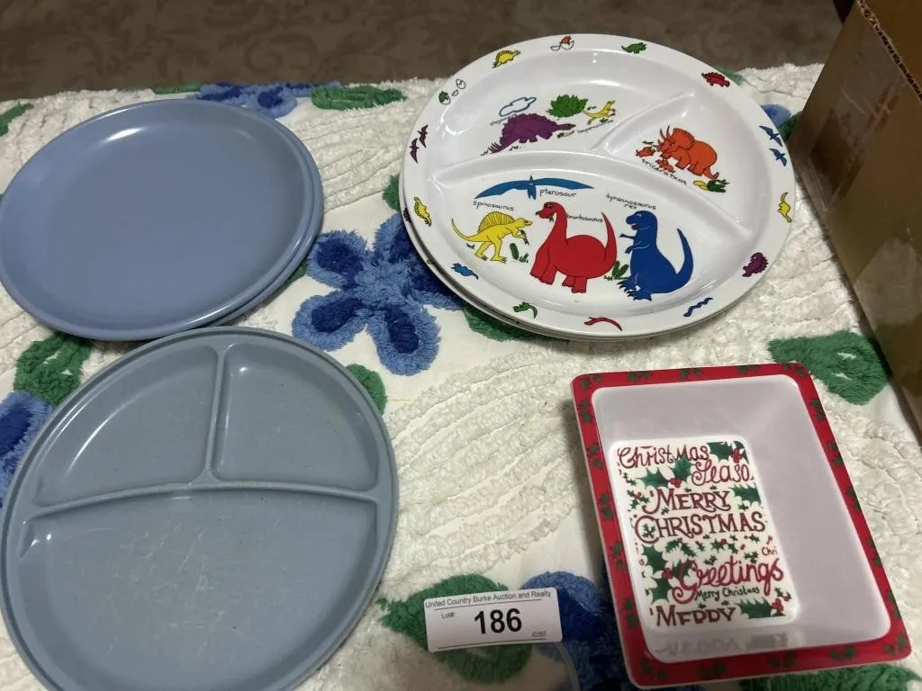 Kids dinosaur plates, plastic plates, Christmas