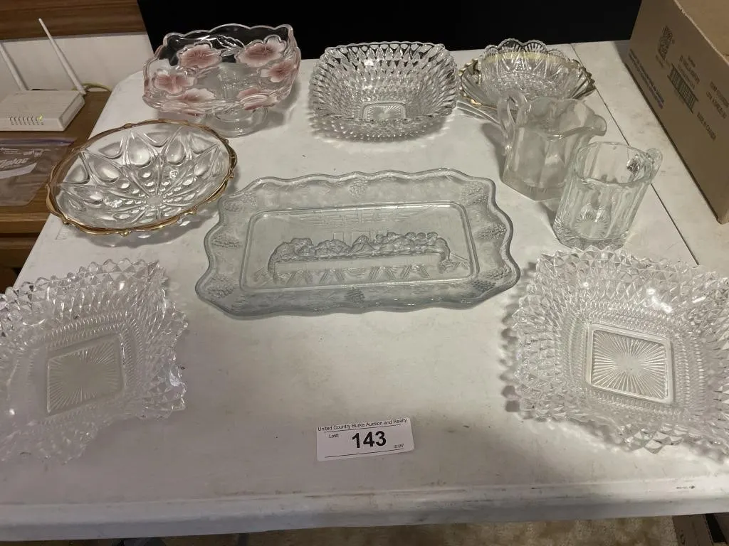 Glass bowls, trinket dishes, misc glass items