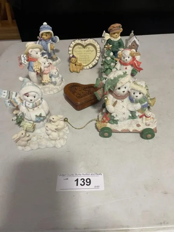 Bear figurines, wooden music box