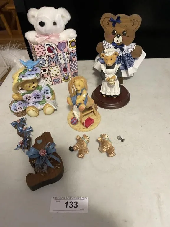 Bear figurines