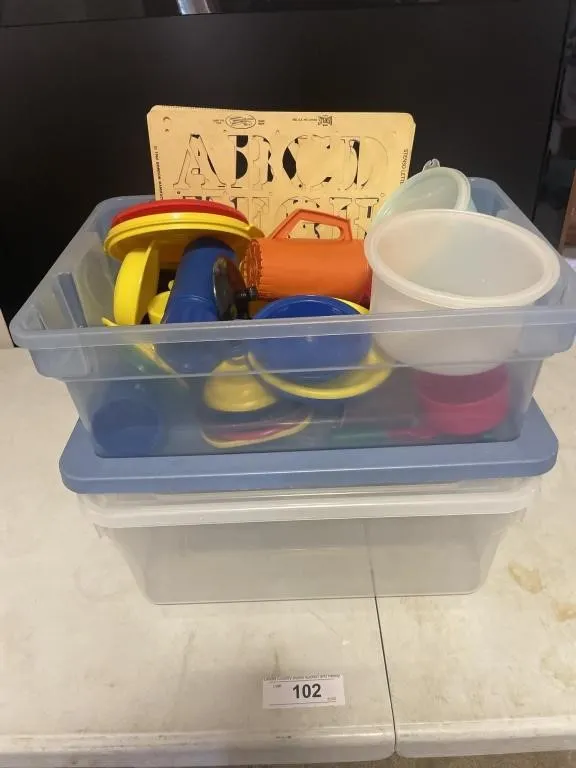 Two totes one with child�s Tupperware, kids dish
