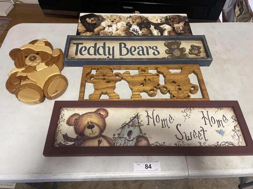 Wooden bear decor