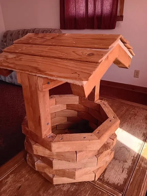 Wooden wishing well approximately 15x15x20