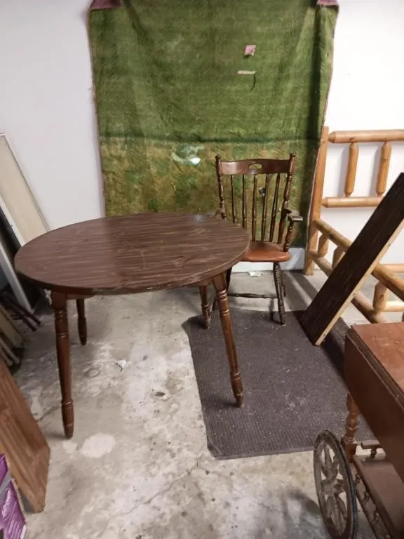Round Wooden Table With Two Leaves & A