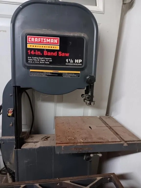 Craftsman 14-in Band Saw
1 1/2 HP
NOT TESTED
