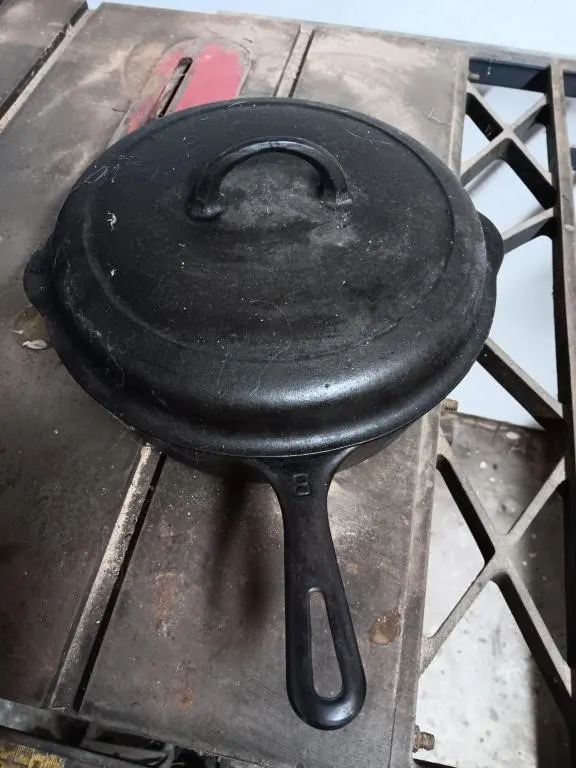 Griswold cast iron dutch oven No. 8