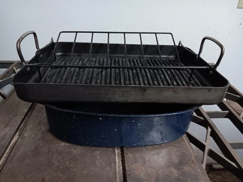 Roasting pan with wire lifting rack, speckled