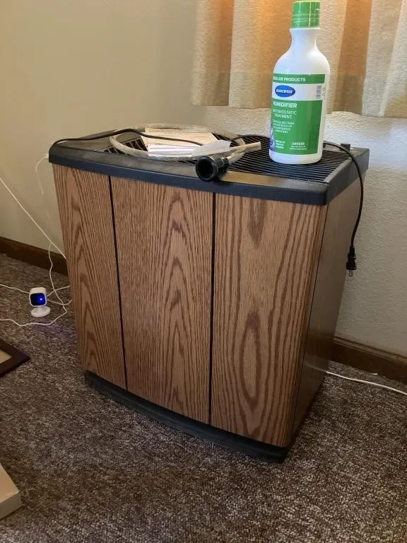 Aircare Humidifier with instruction manual.
