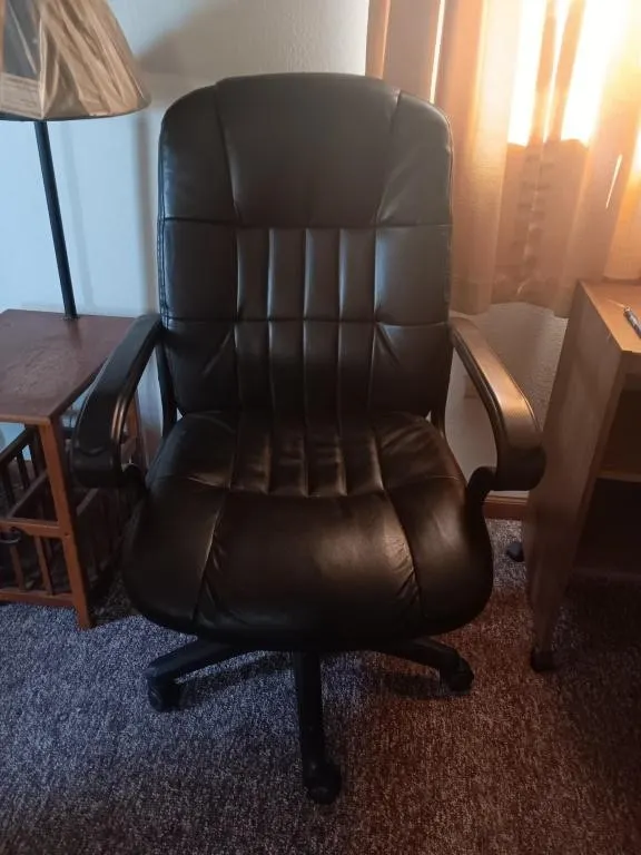 Computer chair on rollers.