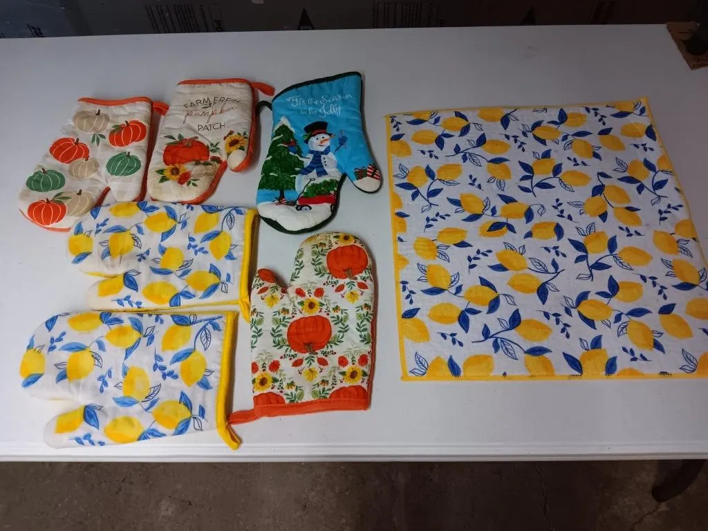 Assorted oven Mitts and place mat.