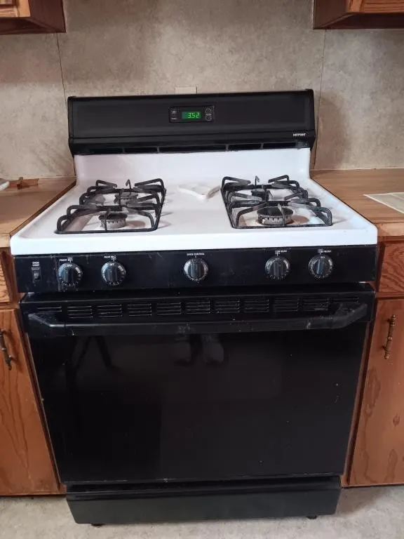 Hotpoint gas stove
Powered on
Second floor