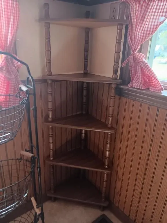 Wooden corner shelf standSecond floor buyer