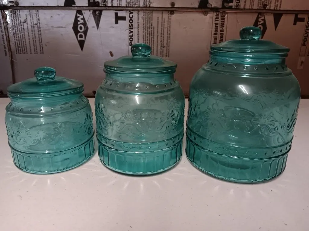 Pioneer woman embossed canister set..
Teal in