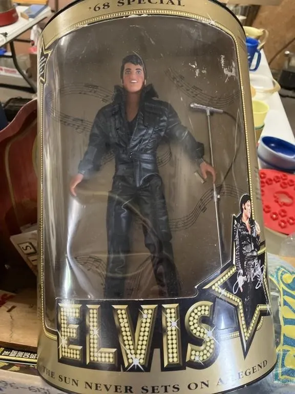 Elvis lot, Elvis doll, book, tray, t-shirt,