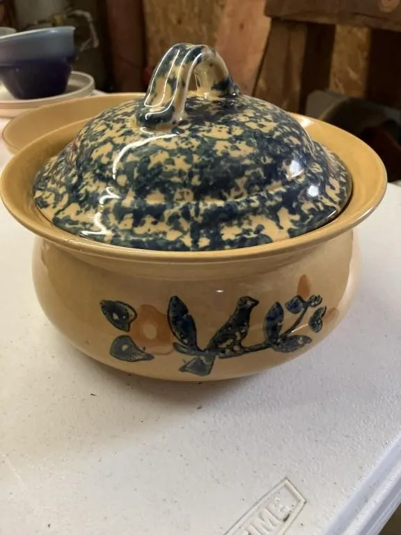 Pffaltzgraff casserole dish with lid USA America
