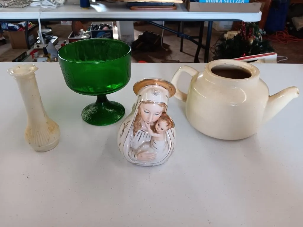 Planters and vases
Measurements. Approx. 6in.