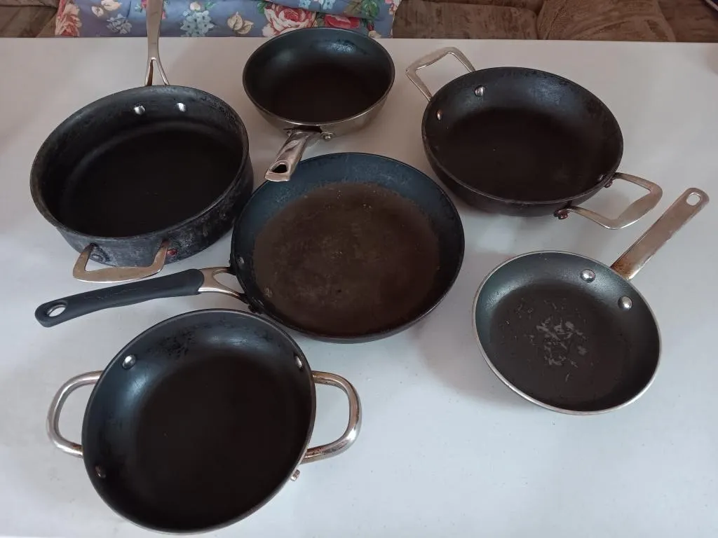 Kitchen cookware.
Measurements Approx.