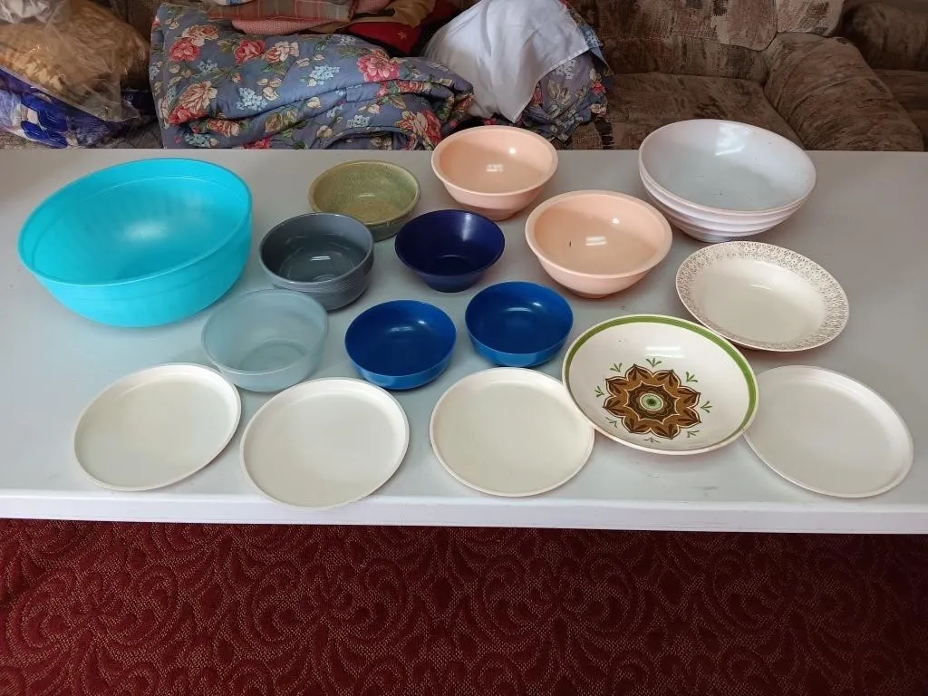 Assortment of bowls and dishes.
Measurements .