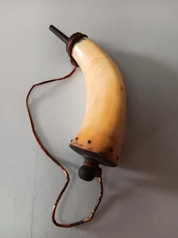 Vintage powder horn 10x3