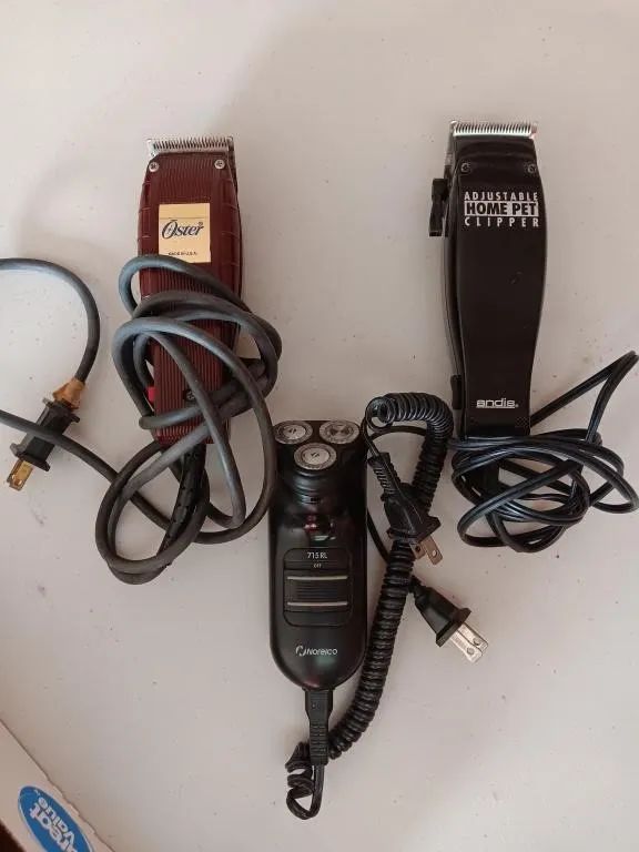 Hair clippers/shaver with carry bag and