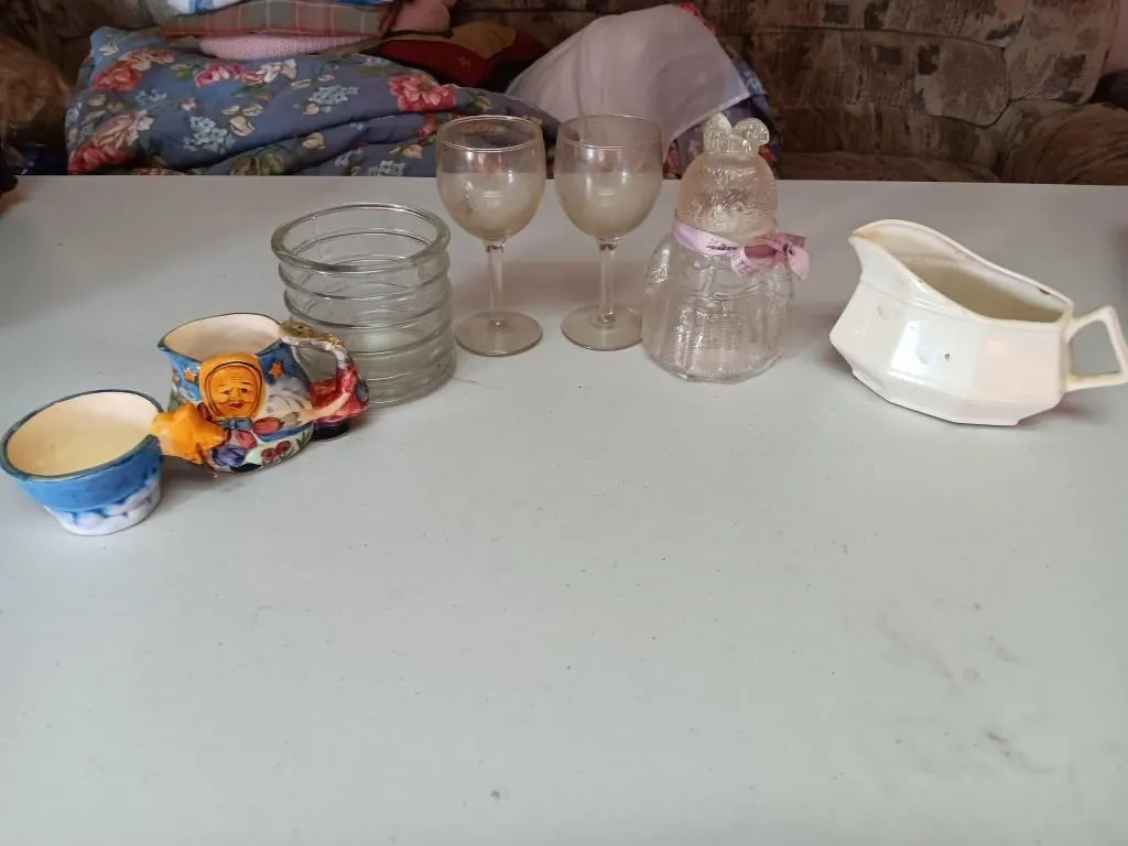 Various glassware, trinkets.