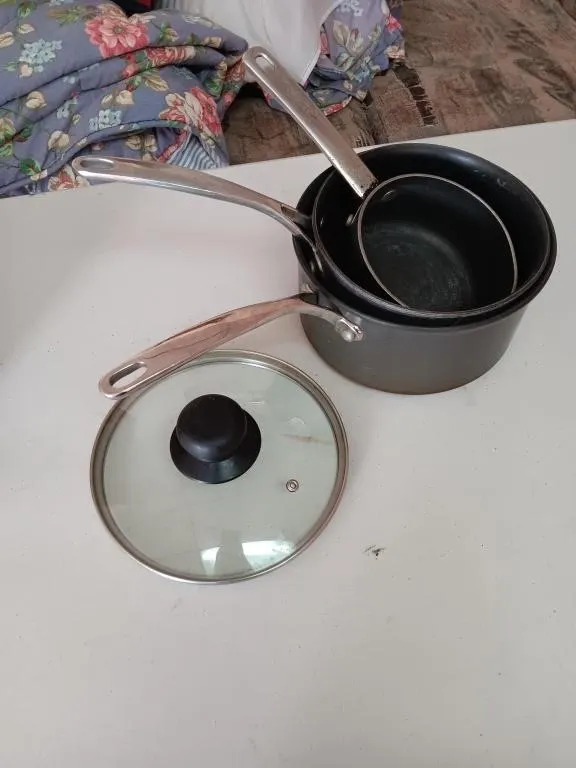 Three pots, one lid fits on larger pot.
.