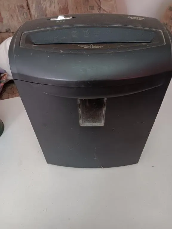 Aurora paper shredder. Untested. 15.5 inches