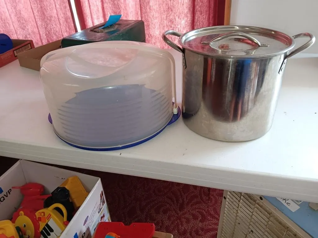 Stock Pot & Cake Carrier.