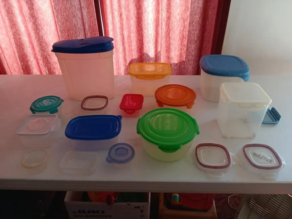 Food storage containers.
Measurements. Approx.