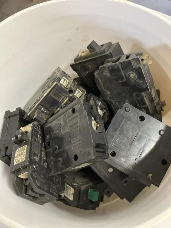 Bucket with breakers