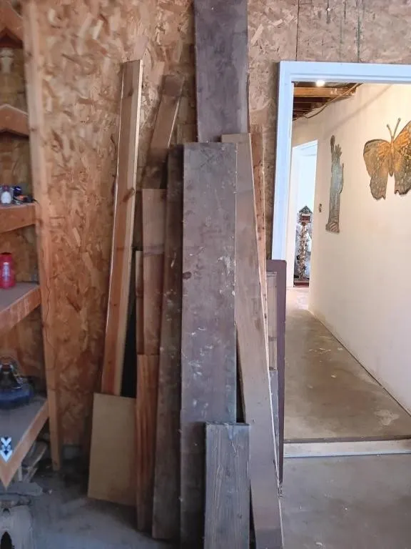 Assorted sizes of wood.
Measurements. Approx.