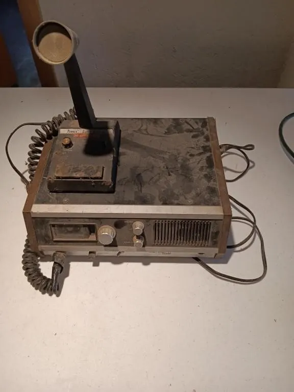 Vintage Hy-Gain Hy-Range IV station transceiver.