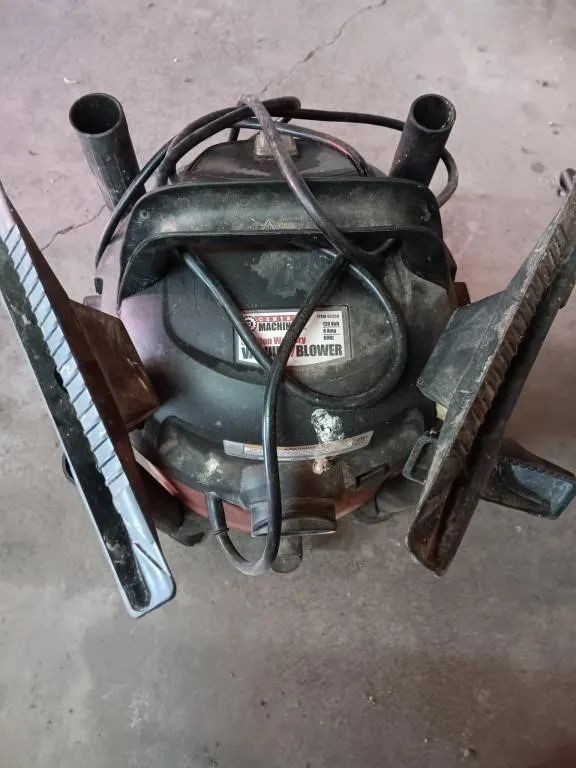 Central Machinery 5 gallon wet/dry vacuum.