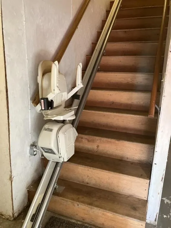Acorn stairlift, fully functioning, two remotes,