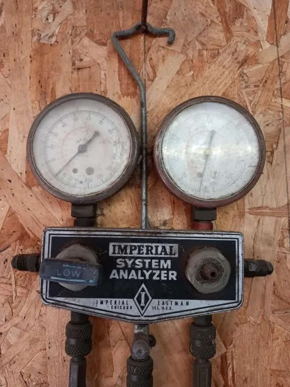 Vintage A/C system gauges.
(Hoses need