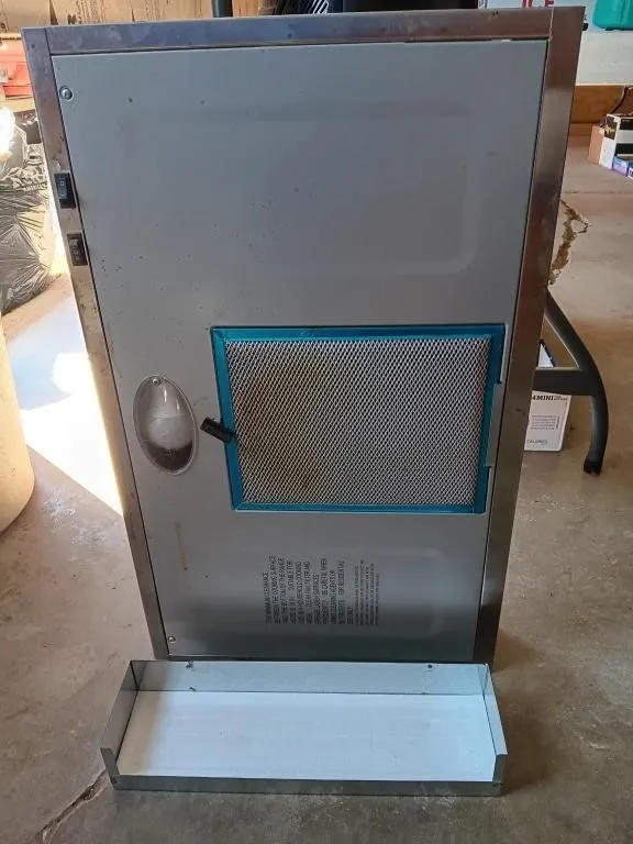 Stainless vent hood.
( Approx.