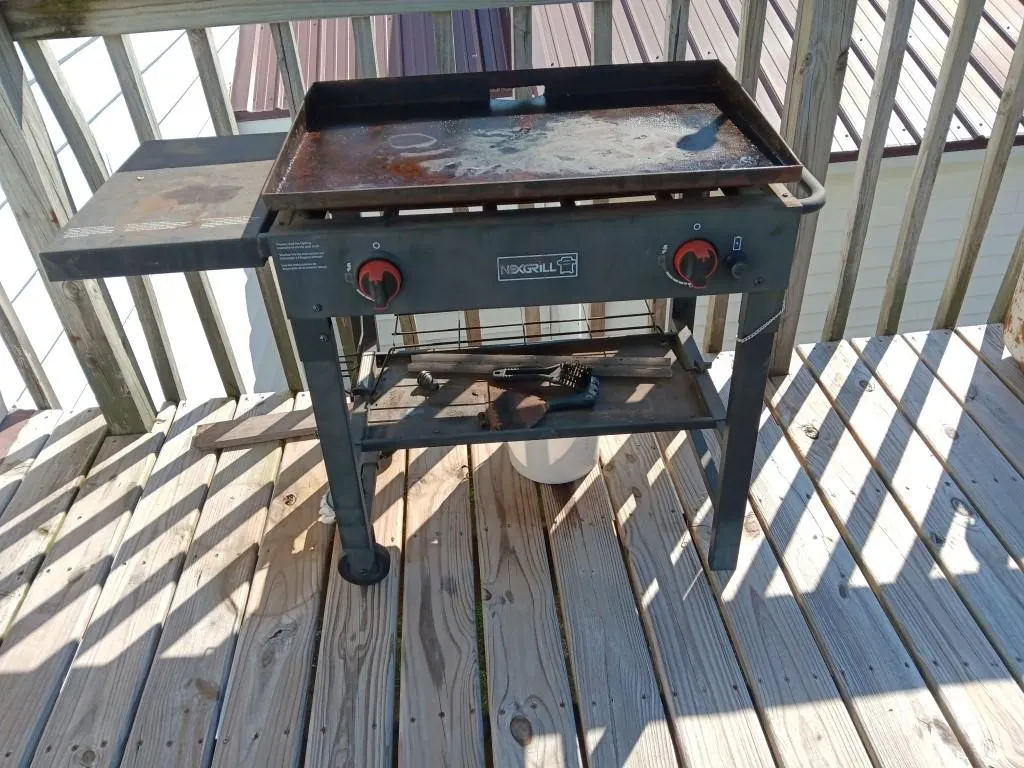 Nexgrill Flattop Grill With Cover. Needs New