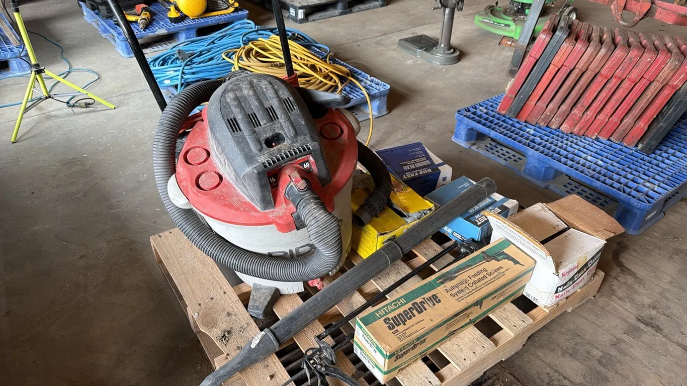 Ridgid 6.5hp 16 gal. vacuum, w/ assorted hardware