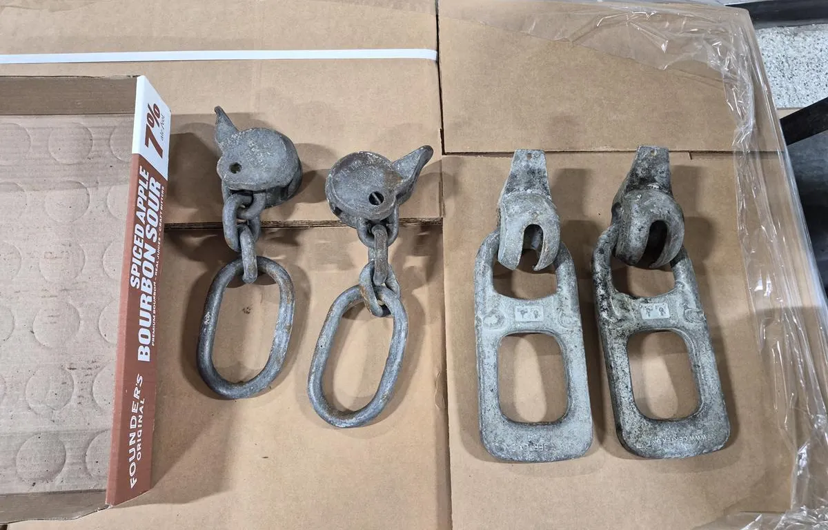 Manhole Lifting Chain Hardware
UNRESERVED