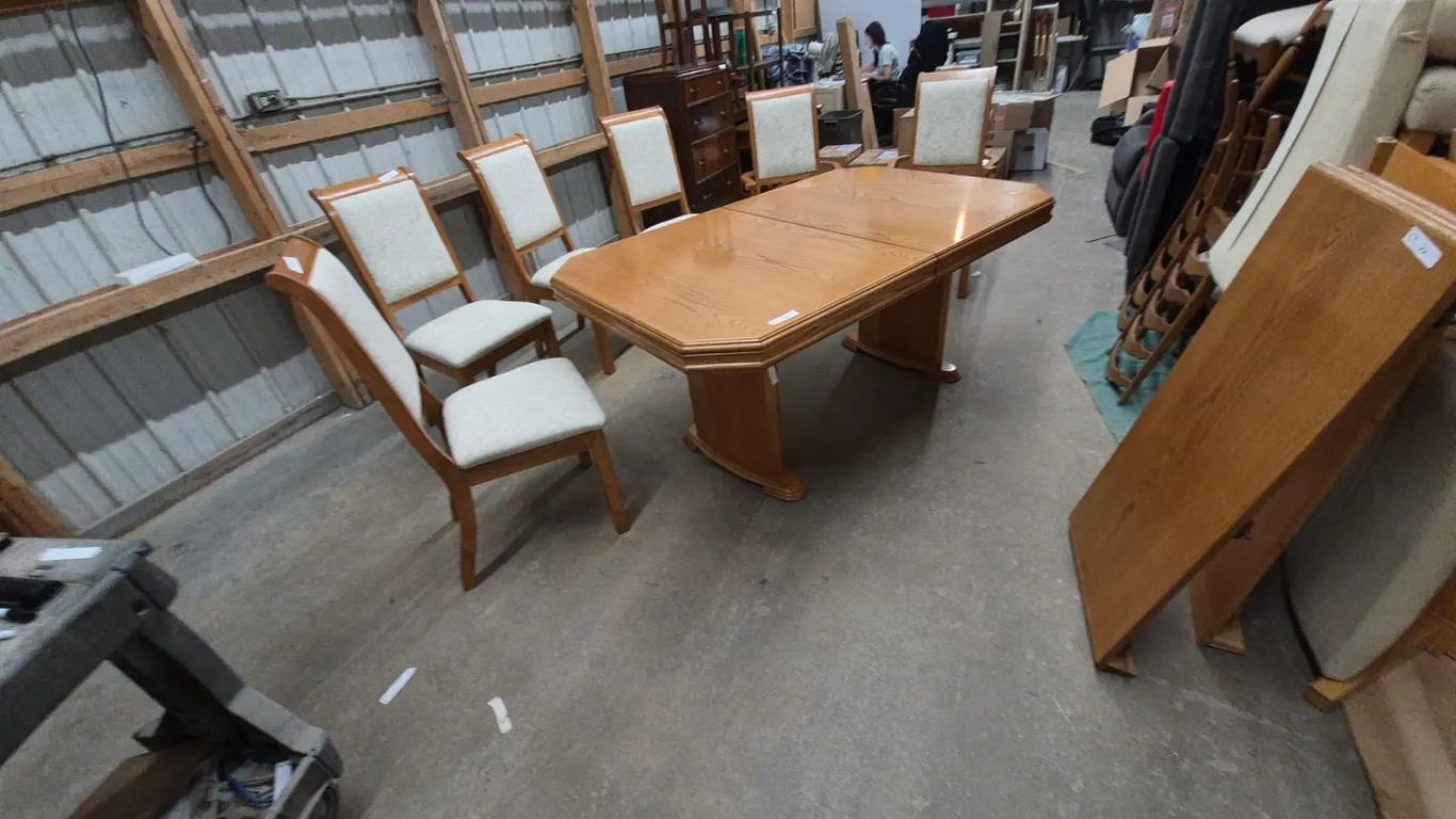Oak Dining Table, 42”×63”×30”, and 6 Chairs with 20” Leaf