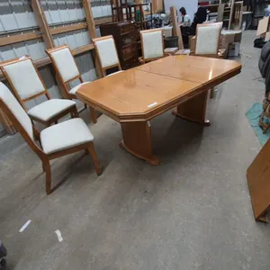 Oak Dining Table, 42”×63”×30”, and 6 Chairs with 20” Leaf