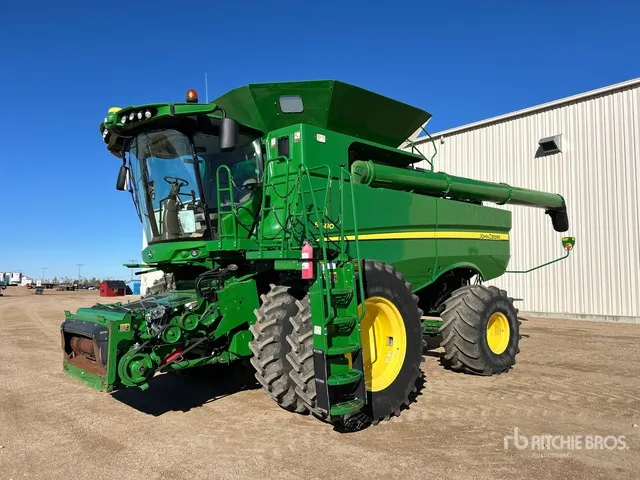 2016 John Deere S680 Combine Harvester