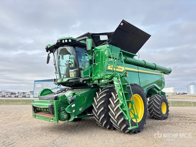 2023 John Deere X9 1000 Signature Edition Combine Harvester