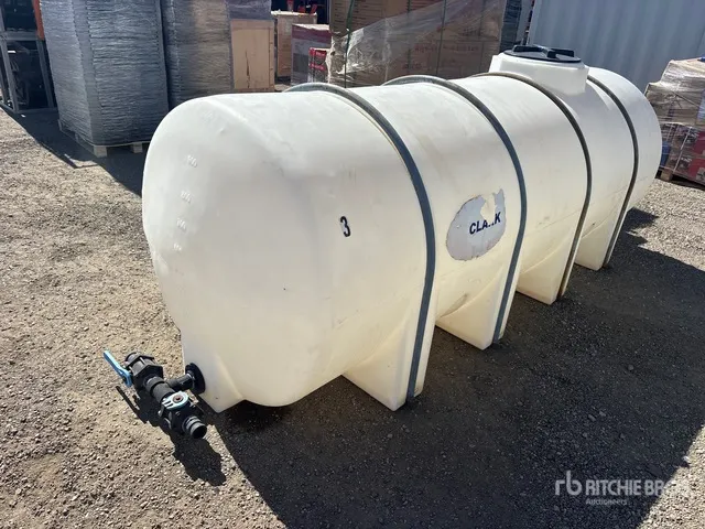 1025 gal Poly Tank