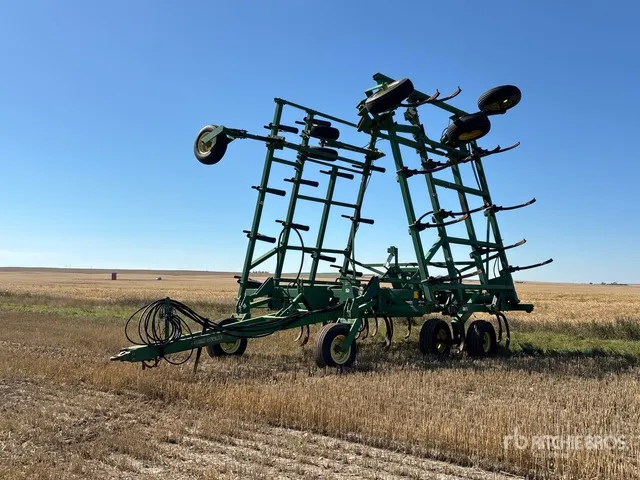 1997 John Deere 680 39 ft Chisel Plow