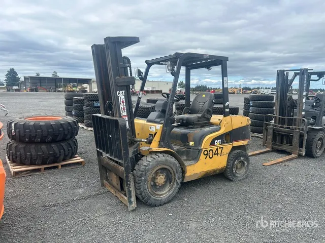 2005 Cat P7000 6350 lb Pneumatic Tire Forklift (Inoperable)